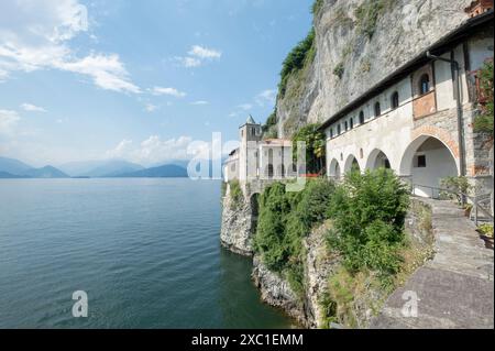 Vista della famosa Eremo di Santa Caterina del Sasso, Santa Caterina dell'eremo di pietra. Lago maggiore, Italia Foto Stock