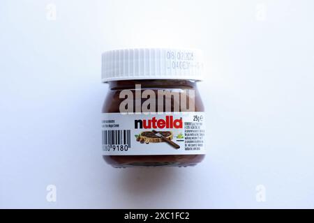 KIEV, UCRAINA - 20 APRILE 2024 Mini Nutella da 25 g su sfondo bianco primo piano Foto Stock