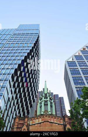 Guardando in alto il profilo del grattacielo a sbalzo di 60 Martin Place, la chiesa di Santo Stefano e la torre Deutsche Bank Place da Macquarie Street Sydney Foto Stock