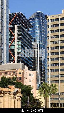 Architettura vecchia e nuova, la Biblioteca di Stato e le alte torri di uffici, tra cui Deutsche Bank Place lungo Bent e Hunters Street a Sydney Foto Stock