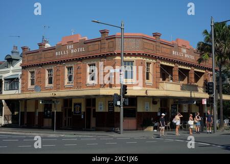 Il Belles Hotel è pieno di sole con persone in attesa di attraversare la Cowper Wharf Roadway a Woolloomooloo in una splendida giornata di sole a Sydney, Australia Foto Stock