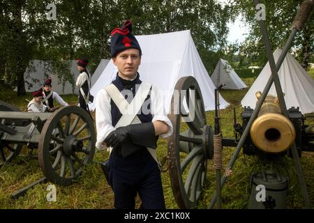 Mosca, Russia. 12 giugno 2024. Un partecipante prende parte ad una rievocazione storica alla "cattura di Parigi". Sede dell'anno 1814 come parte di un festival di rievocazioni storiche intitolato "Times and Epochs" a Mosca, Russia Foto Stock