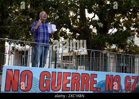 Brindisi, Italia. 13 giugno 2024. Un uomo tiene un discorso su una manifestazione di protesta contro il vertice del gruppo dei sette (G7) a Brindisi, in Italia, 13 giugno 2024. Crediti: Meng Dingbo/Xinhua/Alamy Live News Foto Stock