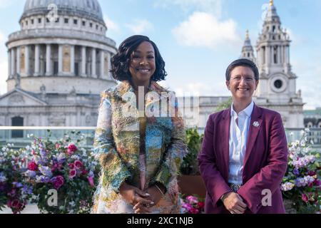 Shonda Rhimes (a sinistra) e l'amministratore delegato di LSEG Julia Hoggett, davanti alla Cattedrale di St Paul prima di aprire la Borsa di Londra, dopo aver annunciato che l'universo di Bridgerton ha potenziato l'economia del Regno Unito di oltre un quarto di miliardo di sterline, supportando quasi 5000 aziende negli ultimi cinque anni. Data foto: Venerdì 14 giugno 2024. Foto Stock