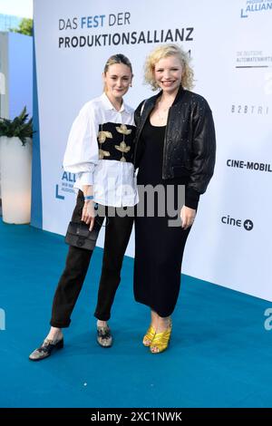 Lea van Acken und Luisa-Celine Gaffron bei dem FEST DER PRODUKTIONSALLIANZ a Berlino 13.06.2024 *** Lea van Acken e Luisa Celine Gaffron al FEST DER PRODUKTIONSALLIANZ a Berlino 13 06 2024 Foto Stock