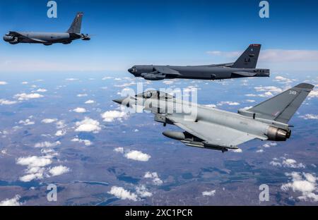 Un B-52H Stratofortress operante fuori dalla base aerea di Morón, in Spagna, vola con un KC-135 Stratotanker assegnato al 100th Air Refueling Wing, RAF Mildenha Foto Stock