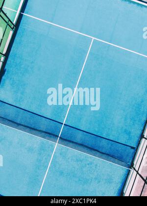 vista aerea con un drone di un campo da tennis blu, fotografia zenithal Foto Stock