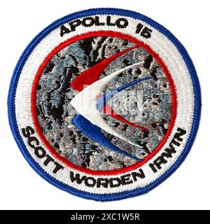 Apollo 15 con logo ricamato della missione di atterraggio lunare 1971 raffigurante uccelli rossi, bianchi e blu stilizzati che volano sopra Hadley rille sulla superficie lunare con i nomi dell'equipaggio David Scott, Alfred Worden e James Irwin. Foto Stock