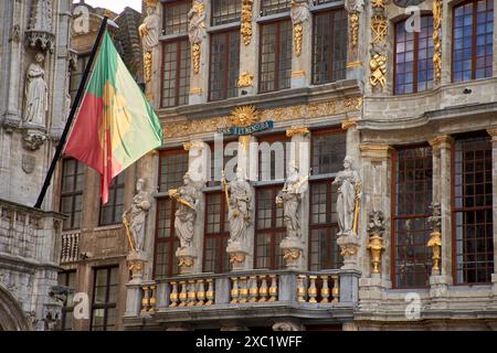 Dettaglio della facciata di una casa di gilde medievale nella piazza Grand Place di Bruxelles con statue che rappresentano i continenti della giustizia in pietra e. Foto Stock