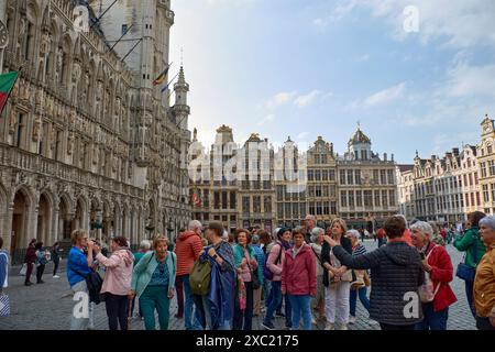 Bruxelles, Belgio; giugno,05,2024;Grand Place (Grote Markt) con Municipio (Hotel de Ville) e Maison du ROI (Casa dei Re). Grand Place è un tou Foto Stock