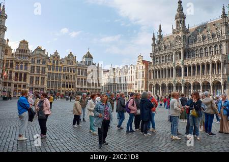 Bruxelles, Belgio; giugno,05,2024;Grand Place (Grote Markt) con Municipio (Hotel de Ville) e Maison du ROI (Casa dei Re). Grand Place è un tou Foto Stock