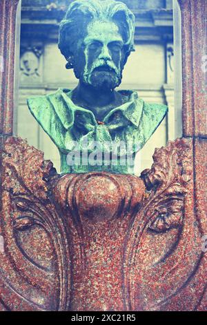 Busto in bronzo sulla tomba tombale dello scrittore francese drammaturgo giornalista Emile Zola, cimitero di Montmartre, Montmartre, Parigi, Francia Foto Stock