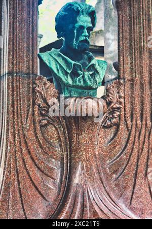 Busto in bronzo sulla tomba tombale dello scrittore francese drammaturgo giornalista Emile Zola, cimitero di Montmartre, Montmartre, Parigi, Francia Foto Stock