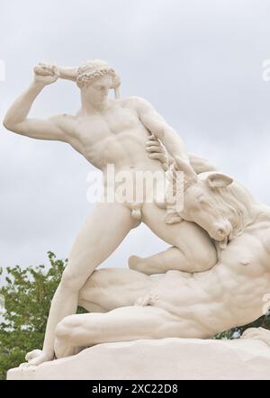 Statua scultorea di Teseo che uccide il Minotauro di Etienne Jules Ramey, Jardin des Tuileries, Parigi, Francia Foto Stock