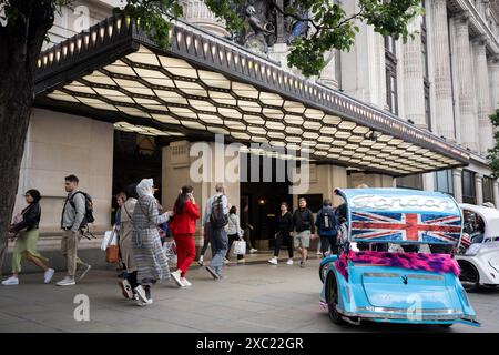 Un pedicab turistico attende i prossimi clienti all'ingresso principale del grande magazzino Selfridges in Oxford Street, il 13 giugno 2024, a Londra, Inghilterra. Foto Stock