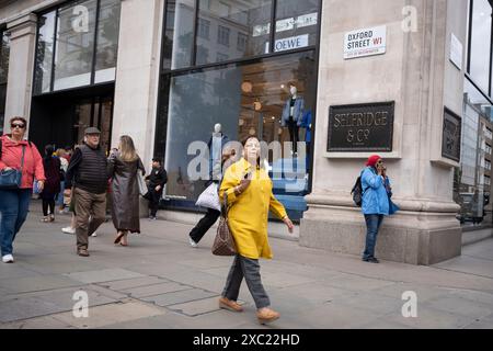 Gli acquirenti fuori dai grandi magazzini Selfridges in Oxford Street, il 13 giugno 2024, a Londra, Inghilterra. Foto Stock