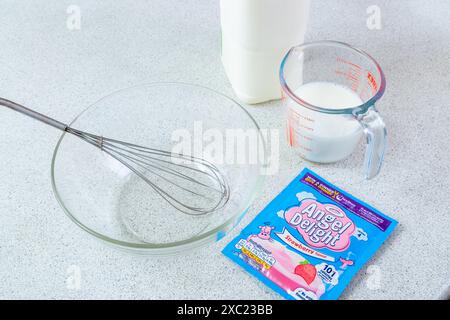 Preparazione per mescolare un sacchetto di dessert istantaneo Angel Delight. Foto Stock