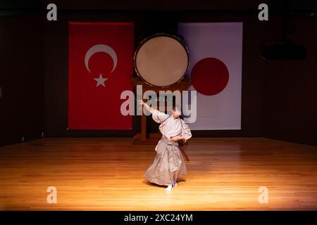 Ankara, Turchia- 9 giugno 2024: La donna giapponese si esibisce con la spada giapponese 'katana'durante l'evento 'Japan Days in Turkey'. Foto Stock