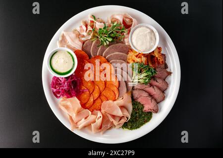 vari tagli di carne su un piatto. un piatto di carne. antipasto a base di carne Foto Stock