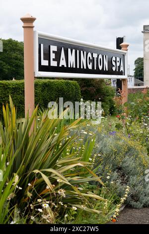 Confine erbaceo e cartello alla stazione ferroviaria di Leamington Spa, Warwickshire, Inghilterra, Regno Unito Foto Stock