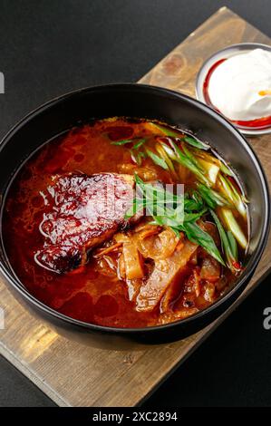 Zuppa nazionale ungherese in una ciotola. menu del ristorante Foto Stock