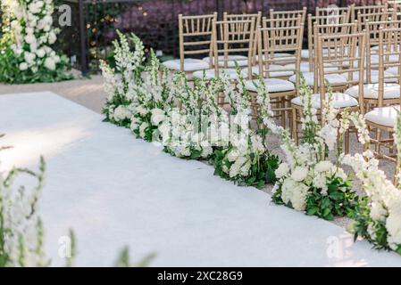 corridore bianco e fiori alla cerimonia di nozze all'aperto Foto Stock