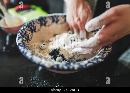 cottura in forno di focaccine ai mirtilli fatte in casa, più passaggi Foto Stock