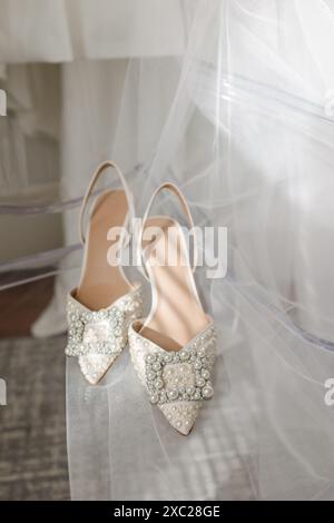 Scarpe da sposa bianche con perle Foto Stock