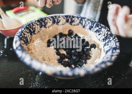 cottura in forno di focaccine ai mirtilli fatte in casa, più passaggi Foto Stock