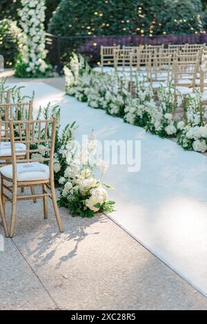 fiori bianchi con sedie dorate alla cerimonia nuziale Foto Stock