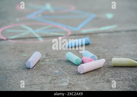 Chalk marciapiede in un giorno d'estate Foto Stock