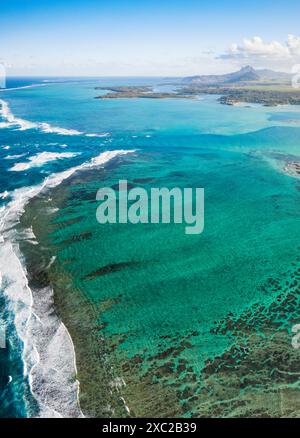 Vista aerea dell'idilliaca barriera corallina, isola Mauritius Foto Stock