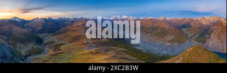 Veduta aerea di Livigno e delle montagne all'alba in autunno Foto Stock