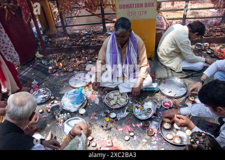 Ganderbal, Jammu e Kashmir, India. 14 giugno 2024. I devoti del Kashmiri Pandit eseguono rituali durante l'annuale festival indù al tempio Kheer Bhawani a Tullamulla, Ganderbal. Centinaia di devoti indù partecipano alle preghiere presso lo storico tempio Kheer Bhawani durante il festival annuale dedicato alla dea indù Durga. (Immagine di credito: © Adil Abass/ZUMA Press Wire) SOLO PER USO EDITORIALE! Non per USO commerciale! Foto Stock