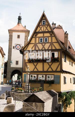 Ammirando l'architettura medievale e la bellezza di Rothenburg Foto Stock