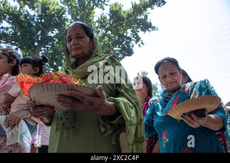 Ganderbal, Jammu e Kashmir, India. 14 giugno 2024. I devoti indù eseguono rituali durante l'annuale festival indù al tempio Kheer Bhawani a Tullamulla, Ganderbal. Centinaia di devoti indù partecipano alle preghiere presso lo storico tempio Kheer Bhawani durante il festival annuale dedicato alla dea indù Durga. (Immagine di credito: © Adil Abass/ZUMA Press Wire) SOLO PER USO EDITORIALE! Non per USO commerciale! Foto Stock