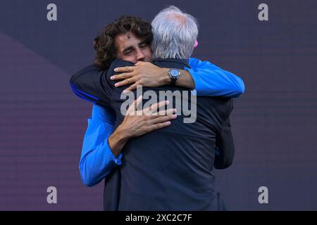 Gianmarco Tamberi abbraccia il presidente del Comitato Olimpico Italiano (coni) Giovanni Malago durante la cerimonia della medaglia del salto in alto maschile durante i Campionati europei di atletica leggera allo stadio Olimpico di Roma (Italia), 12 giugno 2024. Gianmarco Tamberi si è piazzato primo vincendo la medaglia d'oro. Foto Stock