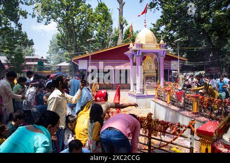 Ganderbal, Jammu e Kashmir, India. 14 giugno 2024. I devoti indù eseguono rituali durante l'annuale festival indù al tempio Kheer Bhawani a Tullamulla, Ganderbal. Centinaia di devoti indù partecipano alle preghiere presso lo storico tempio Kheer Bhawani durante il festival annuale dedicato alla dea indù Durga. (Immagine di credito: © Adil Abass/ZUMA Press Wire) SOLO PER USO EDITORIALE! Non per USO commerciale! Foto Stock