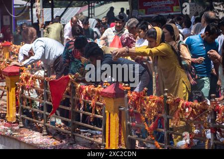 Ganderbal, Jammu e Kashmir, India. 14 giugno 2024. I devoti indù eseguono rituali durante l'annuale festival indù al tempio Kheer Bhawani a Tullamulla, Ganderbal. Centinaia di devoti indù partecipano alle preghiere presso lo storico tempio Kheer Bhawani durante il festival annuale dedicato alla dea indù Durga. (Immagine di credito: © Adil Abass/ZUMA Press Wire) SOLO PER USO EDITORIALE! Non per USO commerciale! Foto Stock