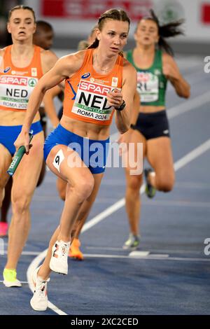 Femke Bol olandese gareggia nella staffetta 4x400 m durante i Campionati europei di atletica leggera allo stadio Olimpico di Roma (Italia), 12 giugno 2024. La squadra olandese si è classificata prima vincendo la medaglia d'oro. Foto Stock