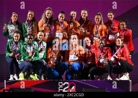 Atleti dell'Irelan, dell'argento, dei Paesi Bassi, dell'oro e del Belgio, del bronzo, mostra le medaglie durante la cerimonia della staffetta 4x400 m femminile dei Campionati europei di atletica leggera allo stadio Olimpico di Roma (Italia), 12 giugno 2024. Foto Stock