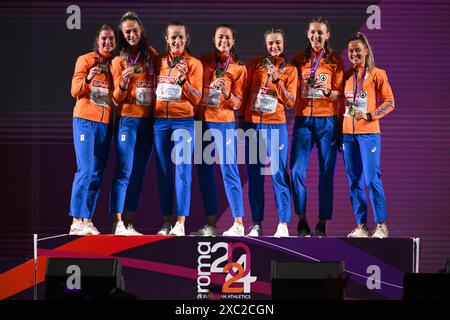 Le atlete olandesi mostrano le medaglie durante la cerimonia della staffetta 4x400 m femminile dei Campionati europei di atletica leggera allo stadio Olimpico di Roma (Italia), 12 giugno 2024. I Paesi Bassi si sono piazzati per primi vincendo la medaglia d'oro. Foto Stock