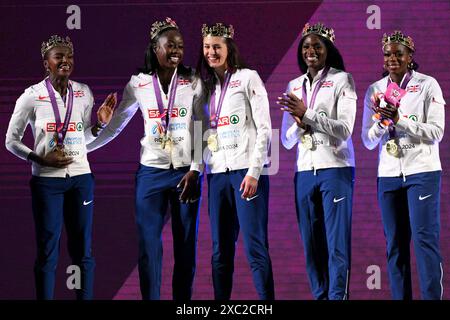 Desiree Henry, Dina Asher-Smith, Amy Hunt, Daryll Neita e Asha Philip di Gran Bretagna durante la cerimonia della medaglia della finale femminile 4x100 m ai Campionati europei di atletica leggera allo stadio Olimpico di Roma, 12 giugno 2024. Il Team Great Britain si è piazzato al primo posto vincendo la medaglia d'oro. Foto Stock