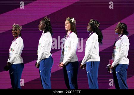 Desiree Henry, Dina Asher-Smith, Amy Hunt, Daryll Neita e Asha Philip di Gran Bretagna durante la cerimonia della medaglia della finale femminile 4x100 m ai Campionati europei di atletica leggera allo stadio Olimpico di Roma, 12 giugno 2024. Il Team Great Britain si è piazzato al primo posto vincendo la medaglia d'oro. Foto Stock