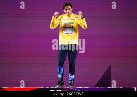 Armand Duplantis di Svezia festeggia durante la cerimonia della medaglia della finale maschile a pole vault ai Campionati europei di atletica leggera allo stadio Olimpico di Roma, 12 giugno 2024. Armand Duplantis si è piazzato per primo vincendo la medaglia d'oro. Foto Stock