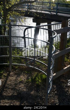 L'area intorno a Sandford Lock Over the Tamigi è un luogo molto apprezzato da chi pratica jogging, escursionisti, appassionati di cani e molti altri che frequentano le fantastiche passeggiate Foto Stock