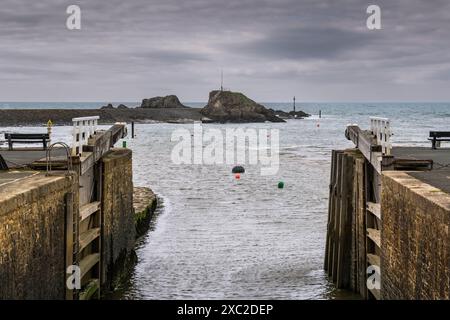 Le porte chiuse dello storico canale di Bude si aprono sul mare sulla costa di Bude in Cornovaglia nel Regno Unito. Foto Stock