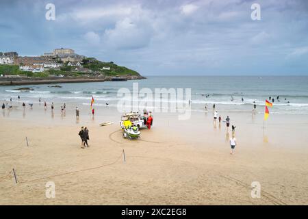 Turisti che si rilassano al mare sulla spiaggia di Towan a Newquay, in Cornovaglia, nel Regno Unito. Foto Stock