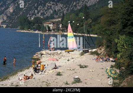 Spiaggia di Torri del Benaco sulla sponda orientale del Lago di Garda, Veneto, Lombardia, Italia Foto Stock