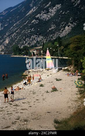 Spiaggia di Torri del Benaco sulla sponda orientale del Lago di Garda, Veneto, Lombardia, Italia Foto Stock